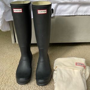 Hunter tall rain boots with socks - size 10